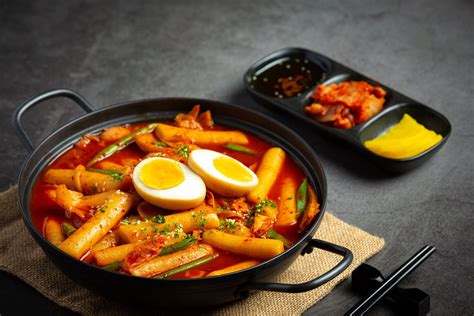  진천 고추장 떡볶이: 매콤한 양념과 달콤한 떡의 조화로운 만남!